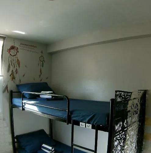 Travellers Lounge Mixed Shared Dorm マクタン