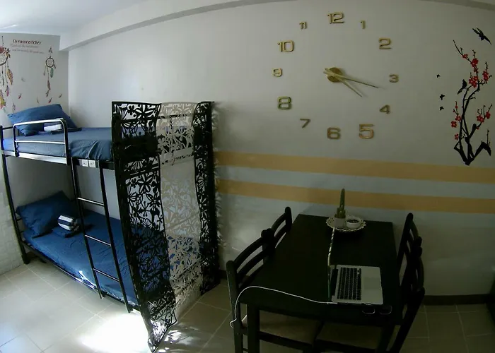 Travellers Lounge Mixed Shared Dorm マクタン